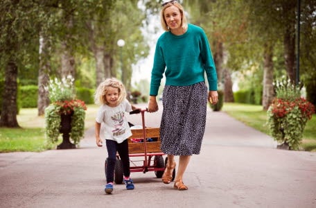 Förälder och barn leker i Rottneros Park.