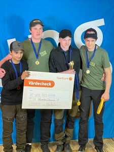 Vinnarna fick ta emot en värdecheck.