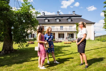 Gäster och en guide utanför Mårbacka minnesgård.