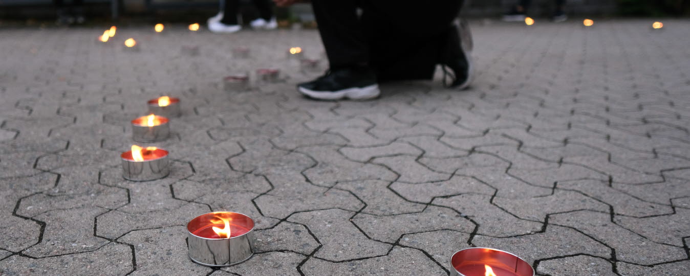 Bild på marschaller som tänds på Teatertorget i Sunne