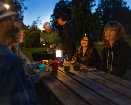 Grannar umgås under strömavbrott.