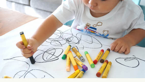Ett barn som målar med kritor