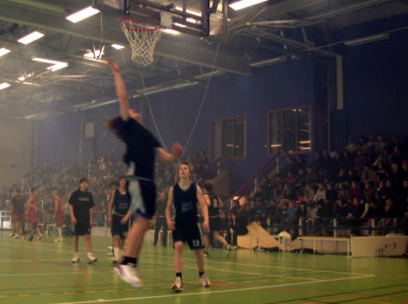 basketmatch i sporthallen