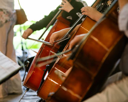 Bild på elever som spelar cello