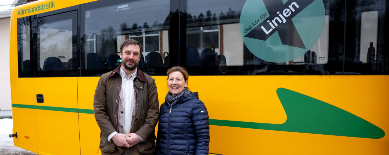 henrik frykberger och maria nordmark framför x-linjens buss