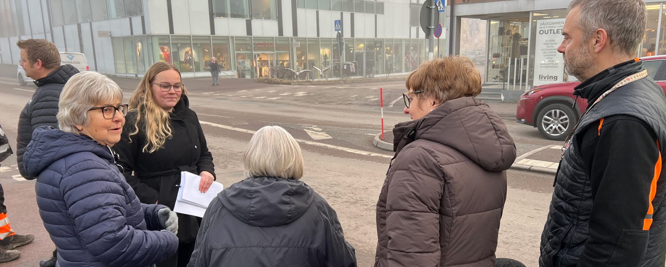 På tillgänglighetsvandring i Sunne centrum där de som jobbar med snö- och halkbekämpning träffade de som upplever problem med att ta sig fram.