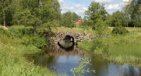 Bild på gammal bro av sten