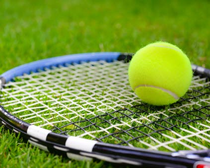 Närbild på tennisracket och tennisboll