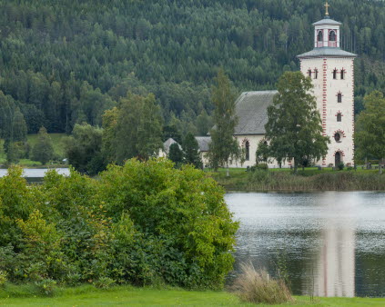 Gräsmarks kyrka speglar sig i Lillsjön