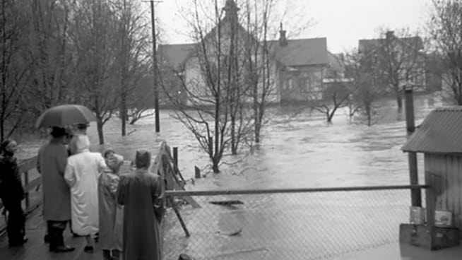 På arkivbilder kan man se stora översvämningar genom åren vid Betelkyrkan.