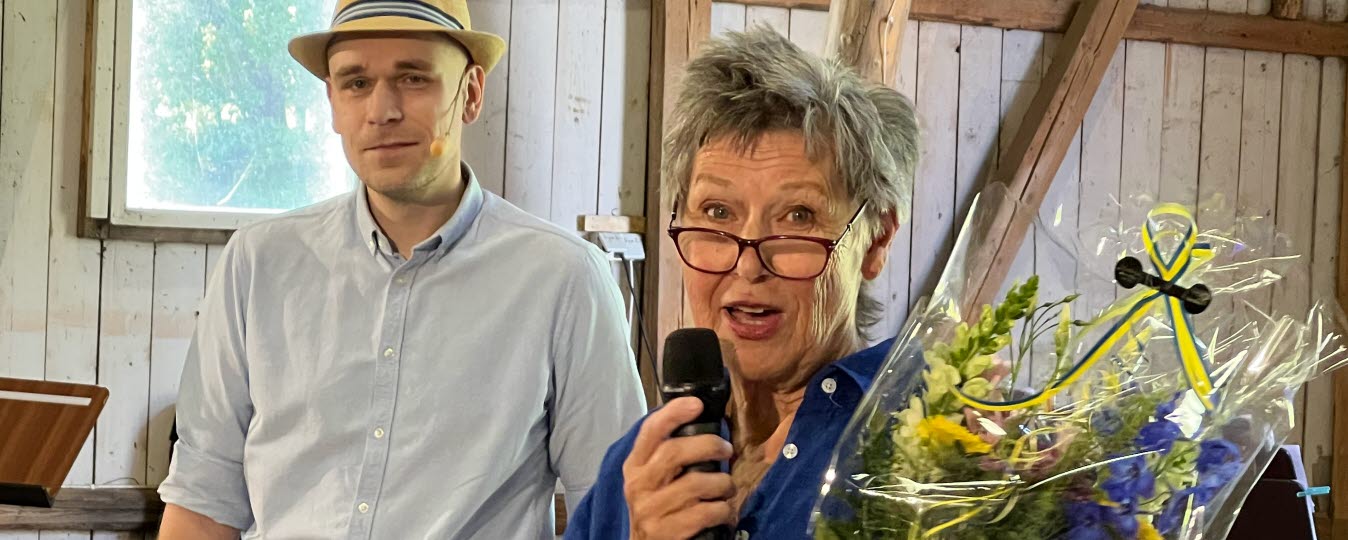 Sunne kommuns kulturchef Erik Öhrn delar ut Tunströmpriset till Ulla Norrman. 