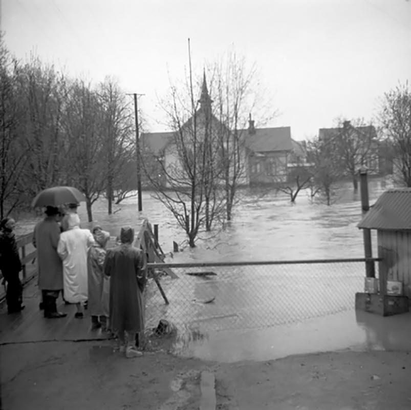 På arkivbilder kan man se stora översvämningar genom åren vid Betelkyrkan.