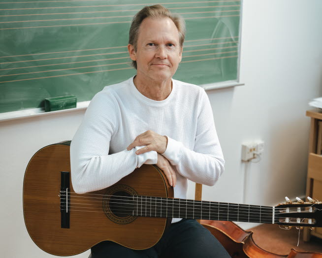 Bild på Roger Molin, lärare i gitarr och cello på kulturskolan