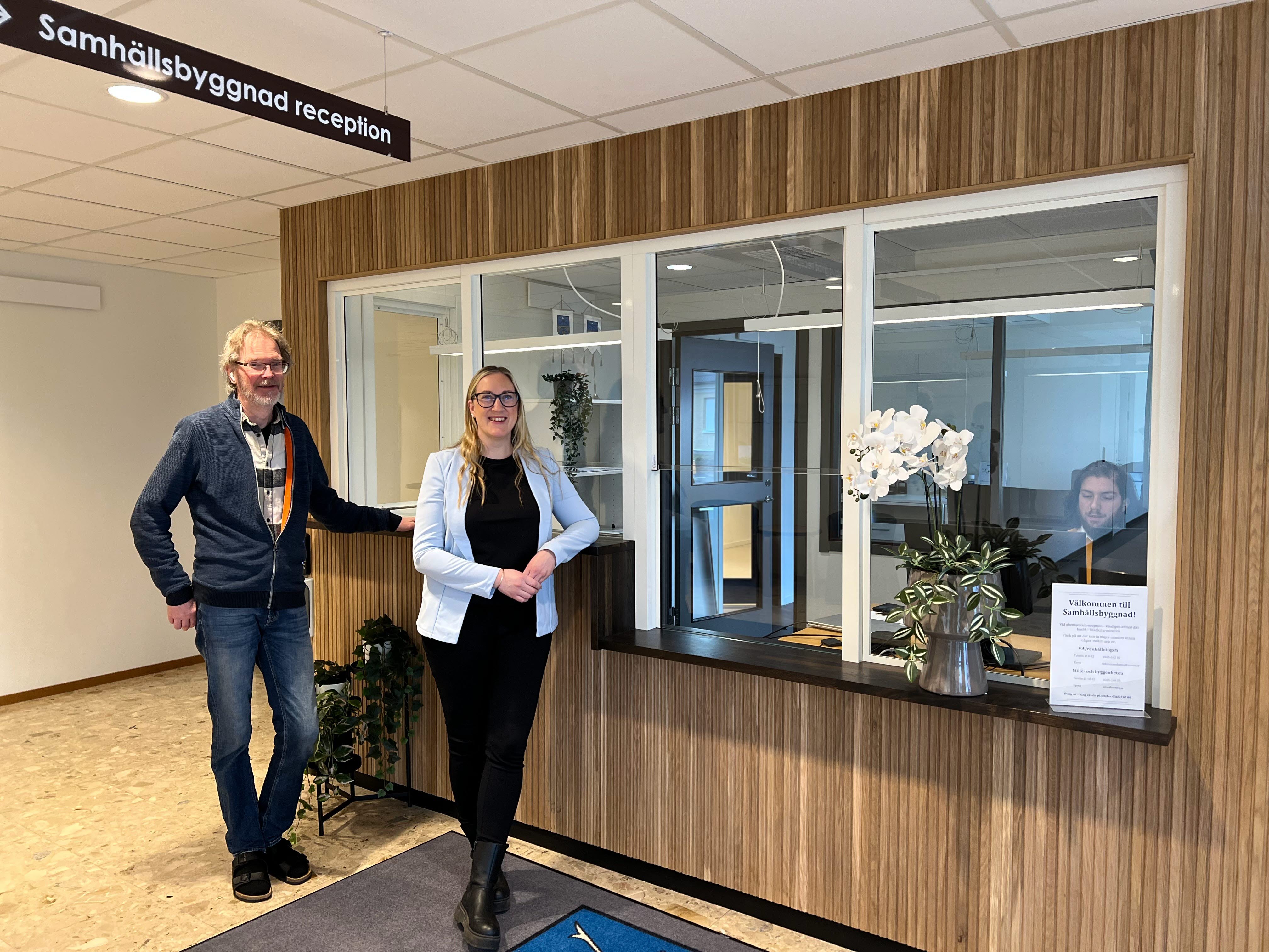 Samhällsbyggnads reception på Selmagården är bemannad vardagar kl 9-15 (lunchstängt kl 12-13).. Leif Jansson, enhetschef VA/renhållning och Helena Andersson, miljö- och byggchef med personal hälsar välkommen.