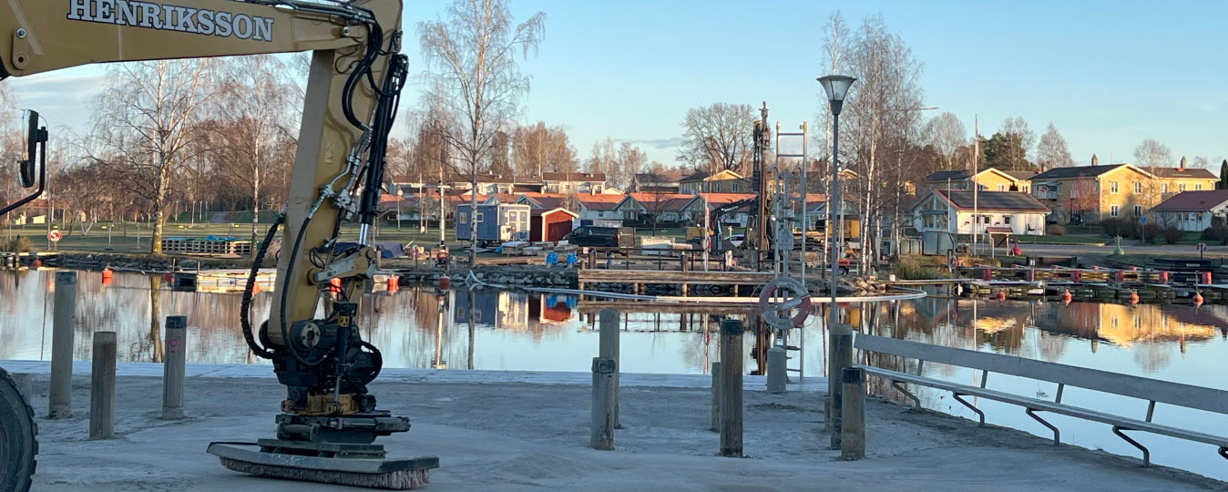 Från 25 november och cirka 2 veckor framåt fortsätter arbetet med slagning av pålarna. Det kan innebära en något högre ljudnivå. Arbetet pågår därför enbart dagtid.