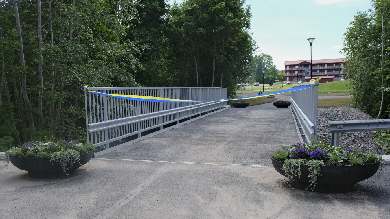Bron som går över Lerälven med ett band knutet mellan räckena.