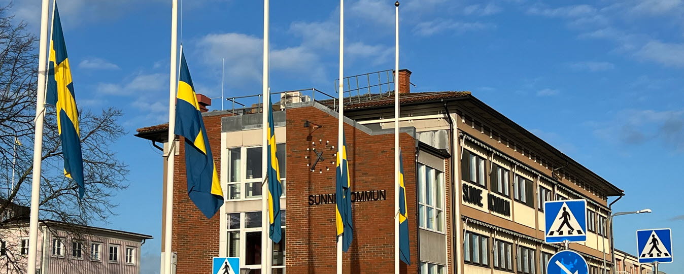 Sverige är i sorg efter gårdagens våldsdåd i Örebro. Sunne kommun flaggar på halv stång för att visa vårt stöd-